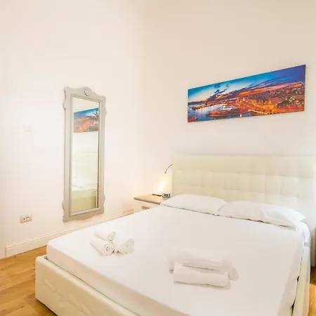 Le Scale Sul Porto . Marina Centro Storico. Ac Apartment *